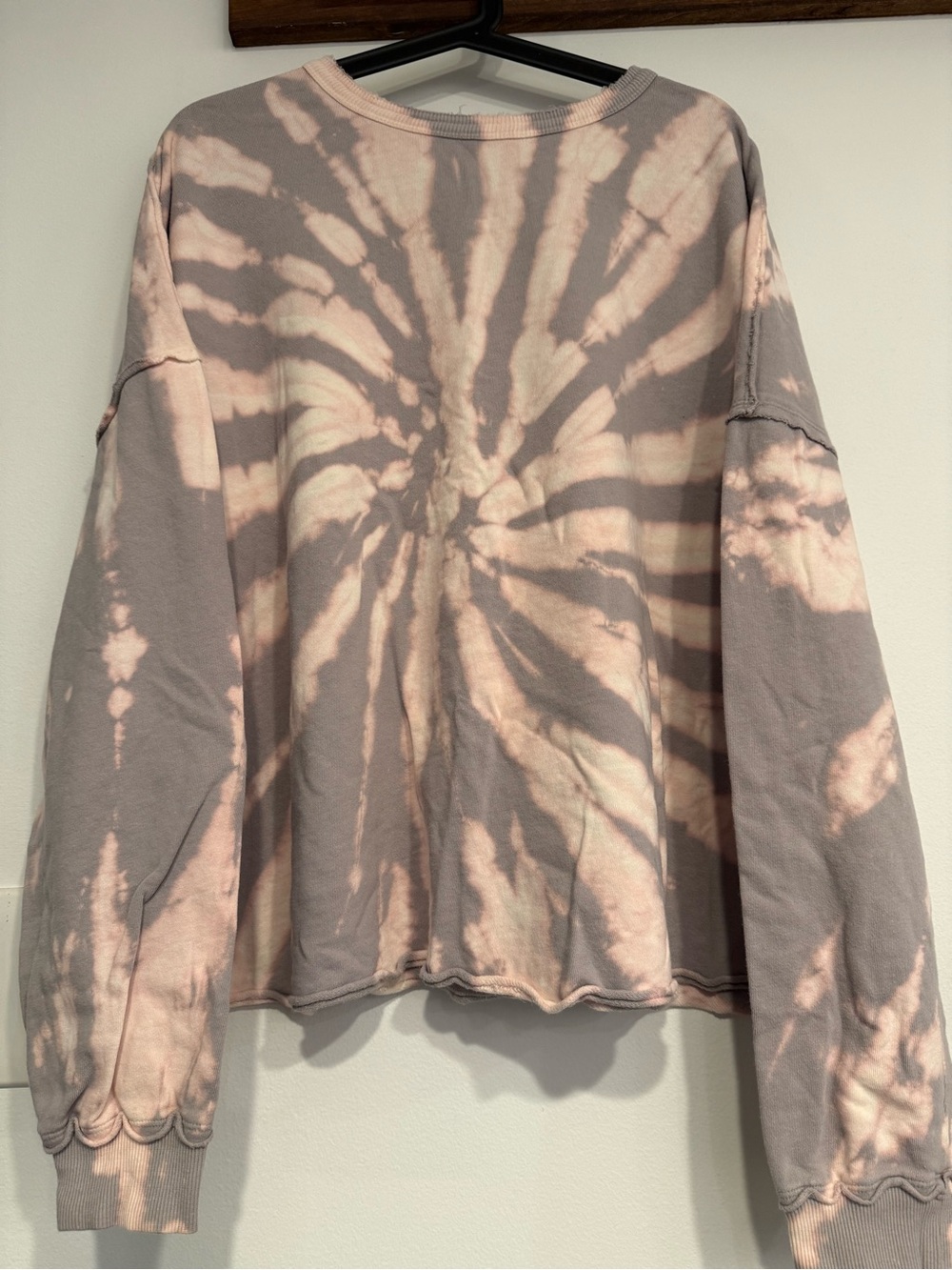 Easel Spiral Tie-Dye Crew Neck Sweatshirt in Gray & Blush